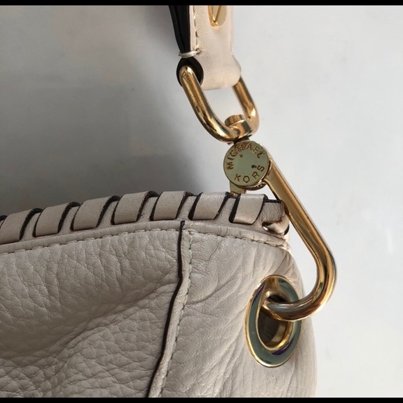 Michael Kors Large Cream Shoulder Bag AI-1109 - Picture 3 of 3
